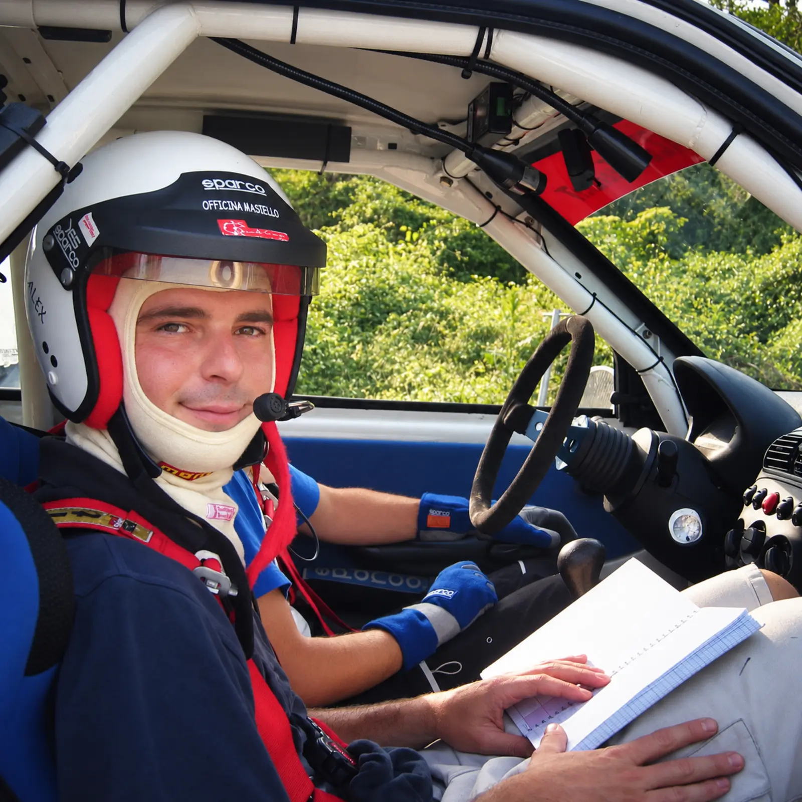Beppe nell'abitacolo di un'auto da competizione