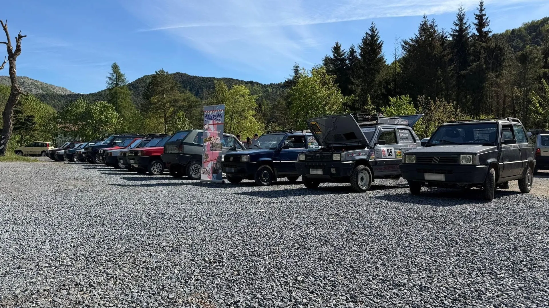 Una lunga fila di Fiat Panda durante un raduno