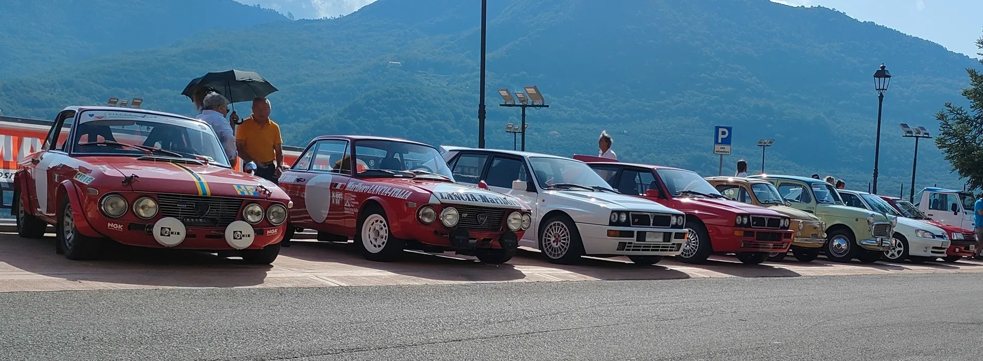 Auto classiche schierate