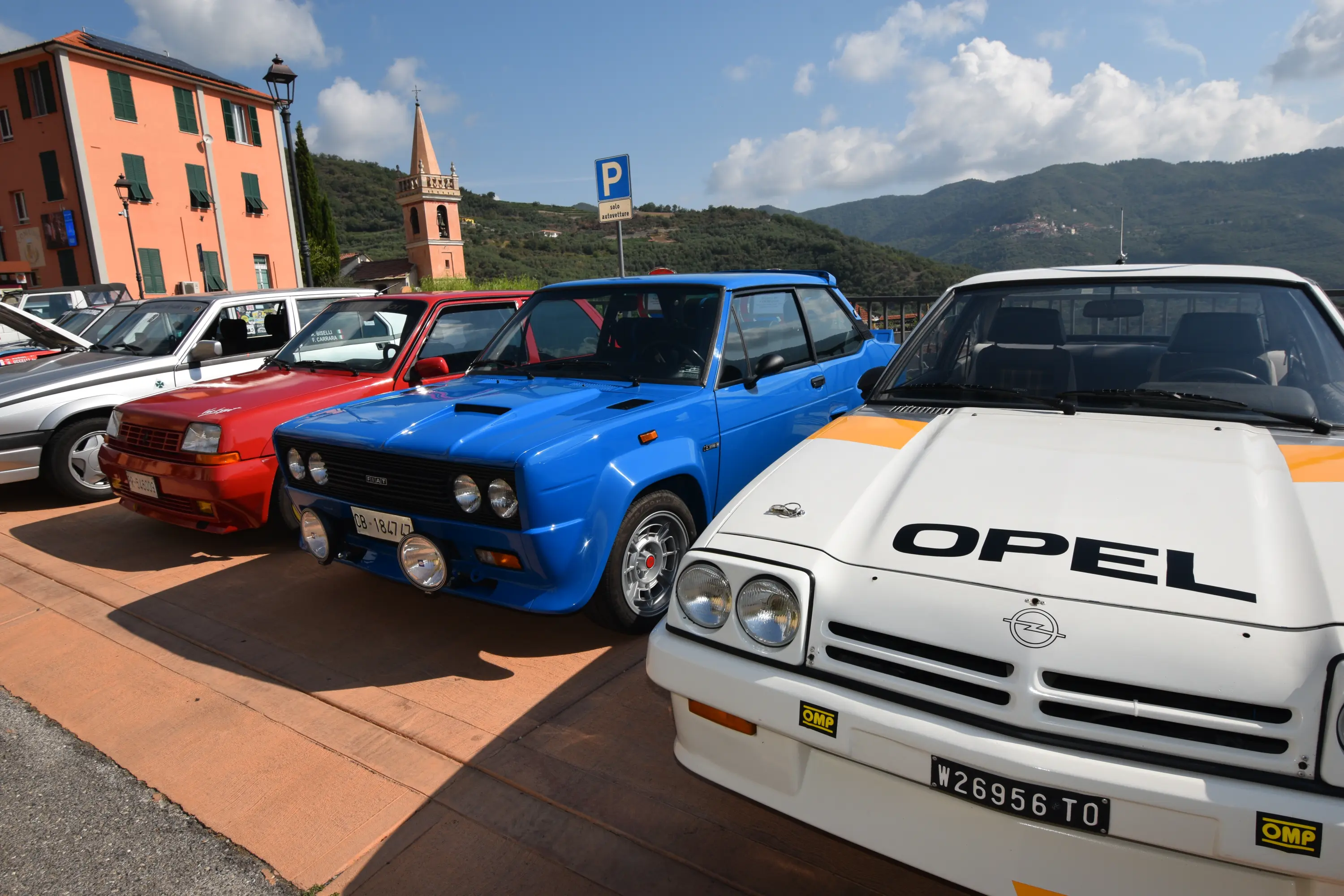 Auto storiche schierate
